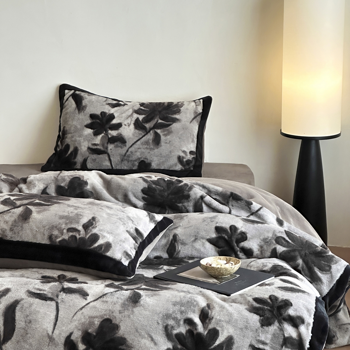 91家纺网 家纺一手货源 找家纺 爱丽丝 2025新款全消光超柔牛奶绒四件套系列3 知槿