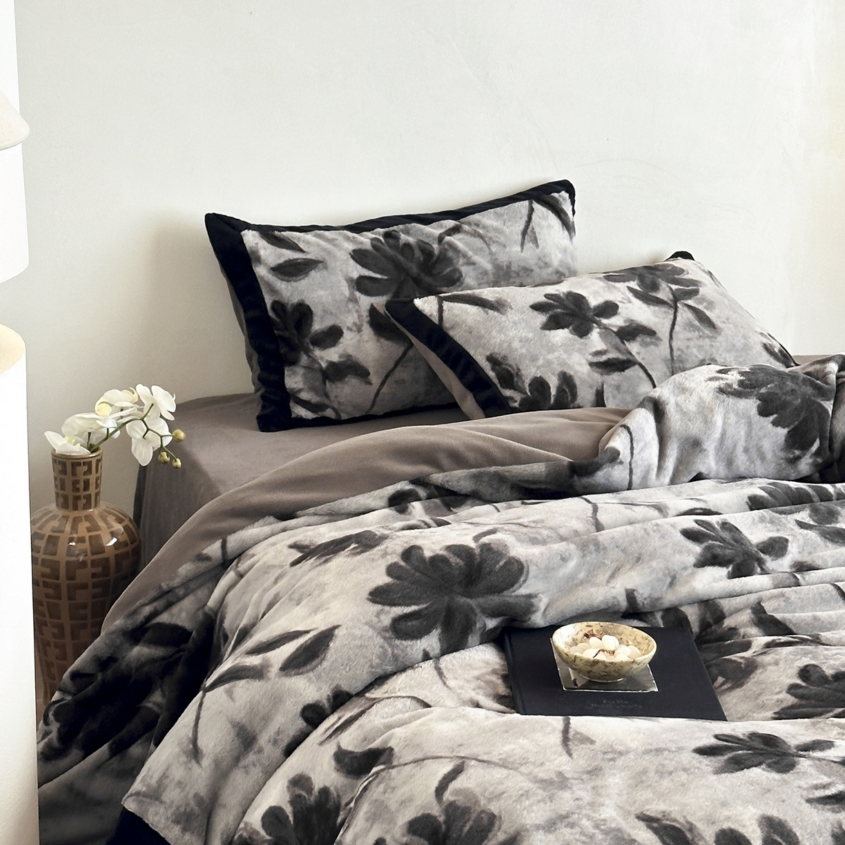 91家纺网 家纺一手货源 找家纺 爱丽丝 2025新款全消光超柔牛奶绒四件套系列3 知槿