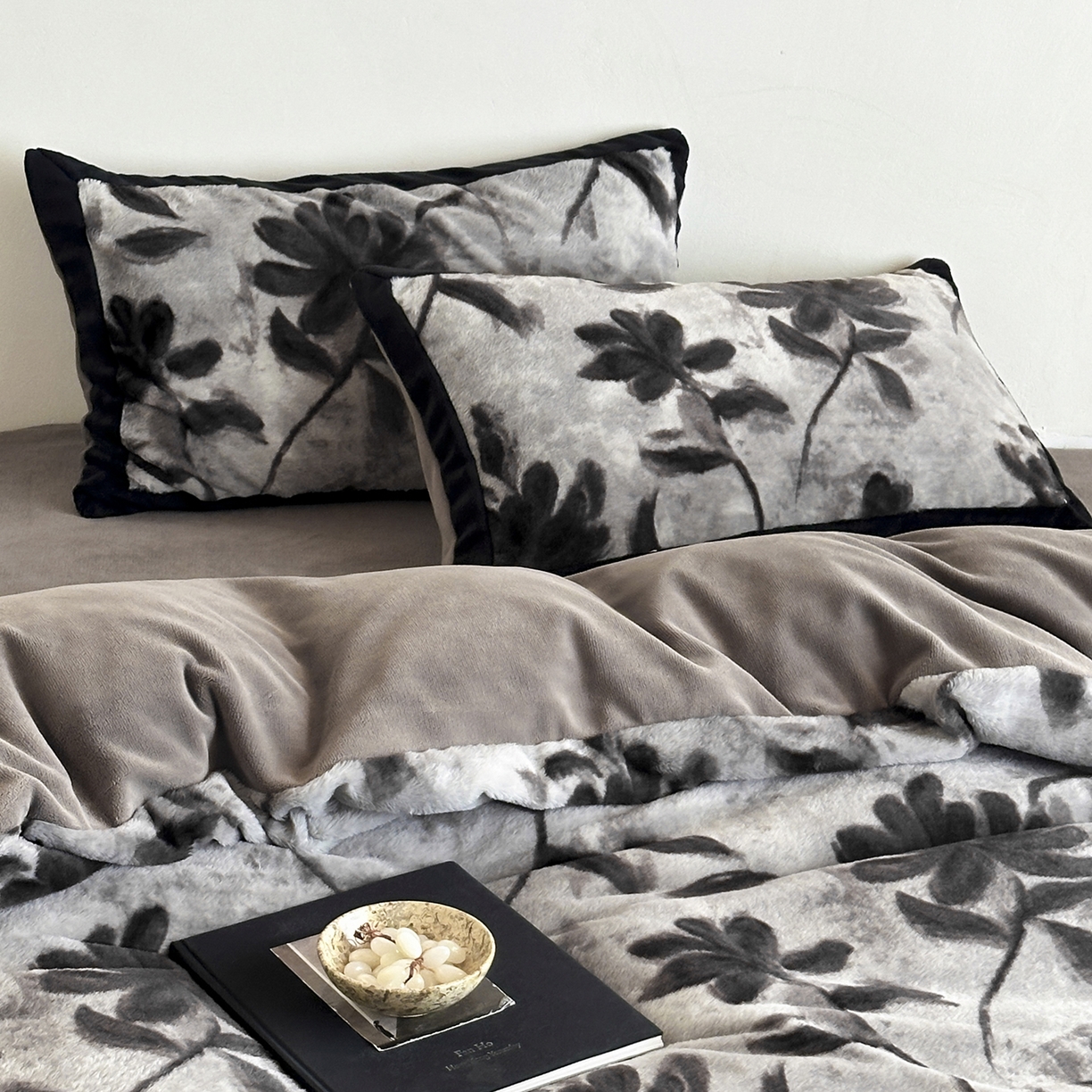 91家纺网 家纺一手货源 找家纺 爱丽丝 2025新款全消光超柔牛奶绒四件套系列3 知槿