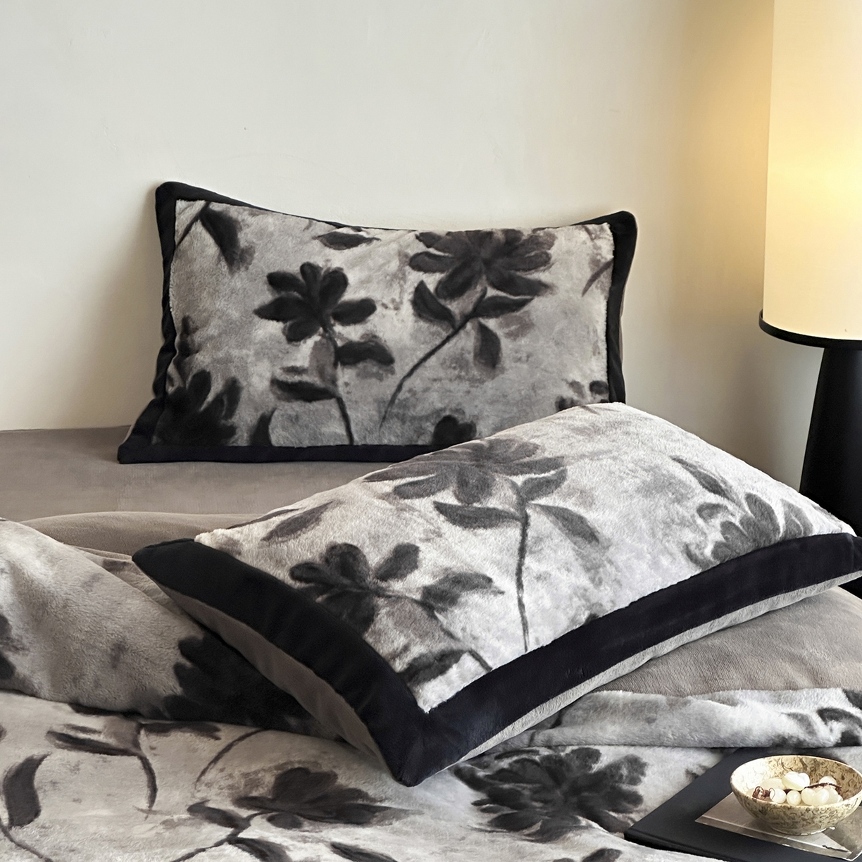 91家纺网 家纺一手货源 找家纺 爱丽丝 2025新款全消光超柔牛奶绒四件套系列3 知槿