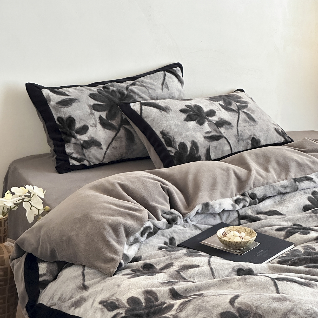 91家纺网 家纺一手货源 找家纺 爱丽丝 2025新款全消光超柔牛奶绒四件套系列3 知槿