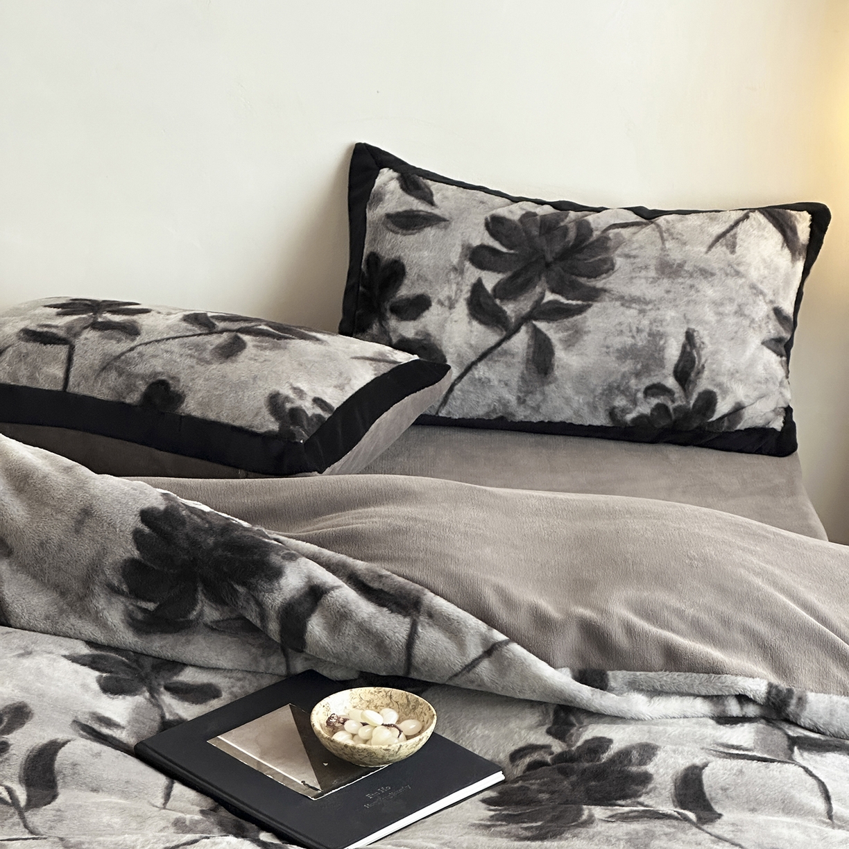 91家纺网 家纺一手货源 找家纺 爱丽丝 2025新款全消光超柔牛奶绒四件套系列3 知槿