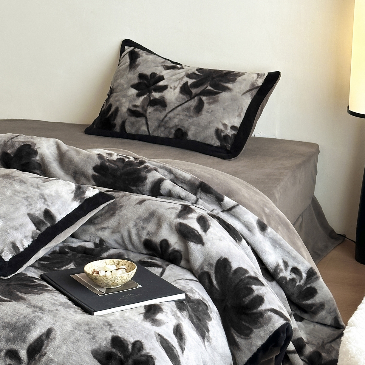 91家纺网 家纺一手货源 找家纺 爱丽丝 2025新款全消光超柔牛奶绒四件套系列3 知槿