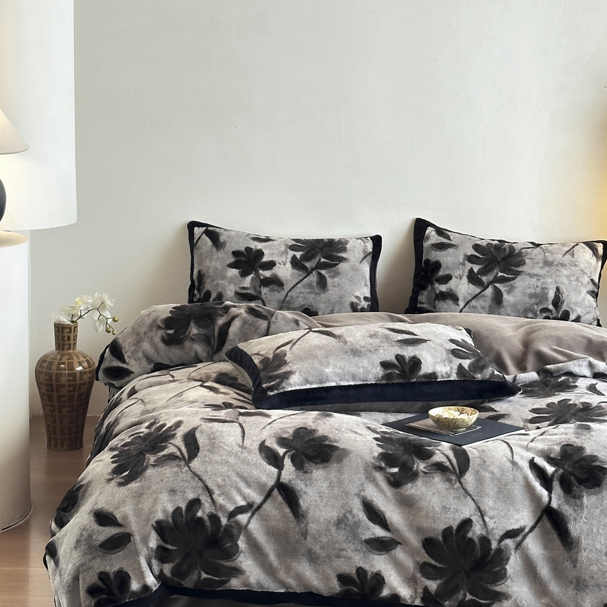 91家纺网 家纺一手货源 找家纺 爱丽丝 2025新款全消光超柔牛奶绒四件套系列3 知槿