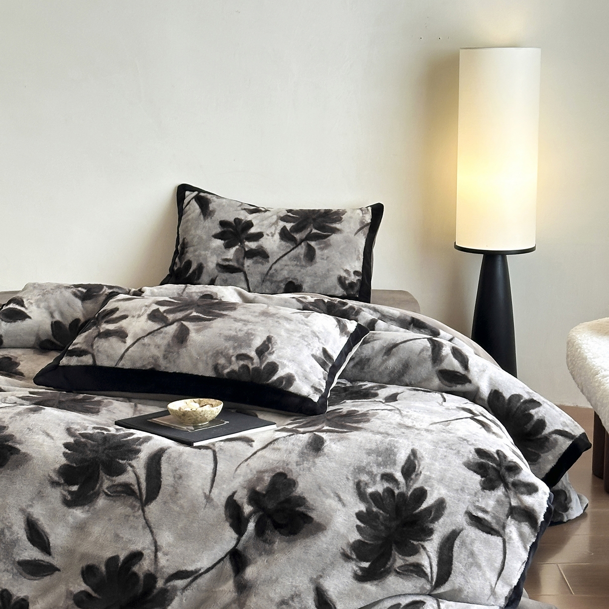 91家纺网 家纺一手货源 找家纺 爱丽丝 2025新款全消光超柔牛奶绒四件套系列3 知槿