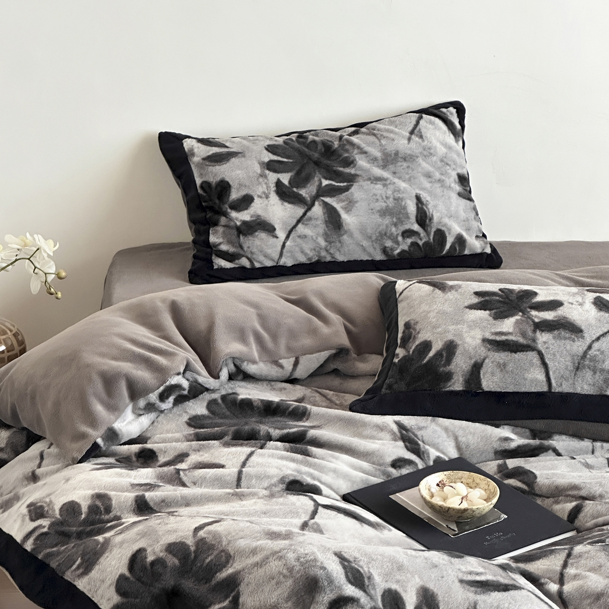 91家纺网 家纺一手货源 找家纺 爱丽丝 2025新款全消光超柔牛奶绒四件套系列3 知槿