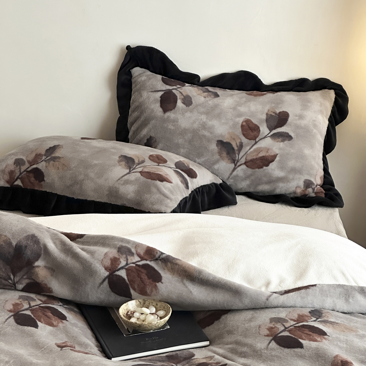 91家纺网 家纺一手货源 找家纺 爱丽丝 2025新款全消光超柔牛奶绒四件套系列2 一叶秋