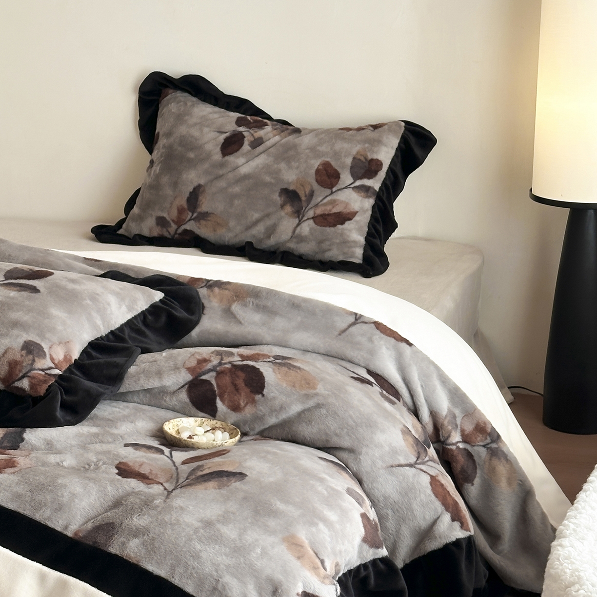 91家纺网 家纺一手货源 找家纺 爱丽丝 2025新款全消光超柔牛奶绒四件套系列2 一叶秋