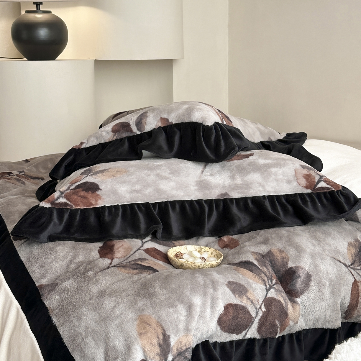 91家纺网 家纺一手货源 找家纺 爱丽丝 2025新款全消光超柔牛奶绒四件套系列2 一叶秋