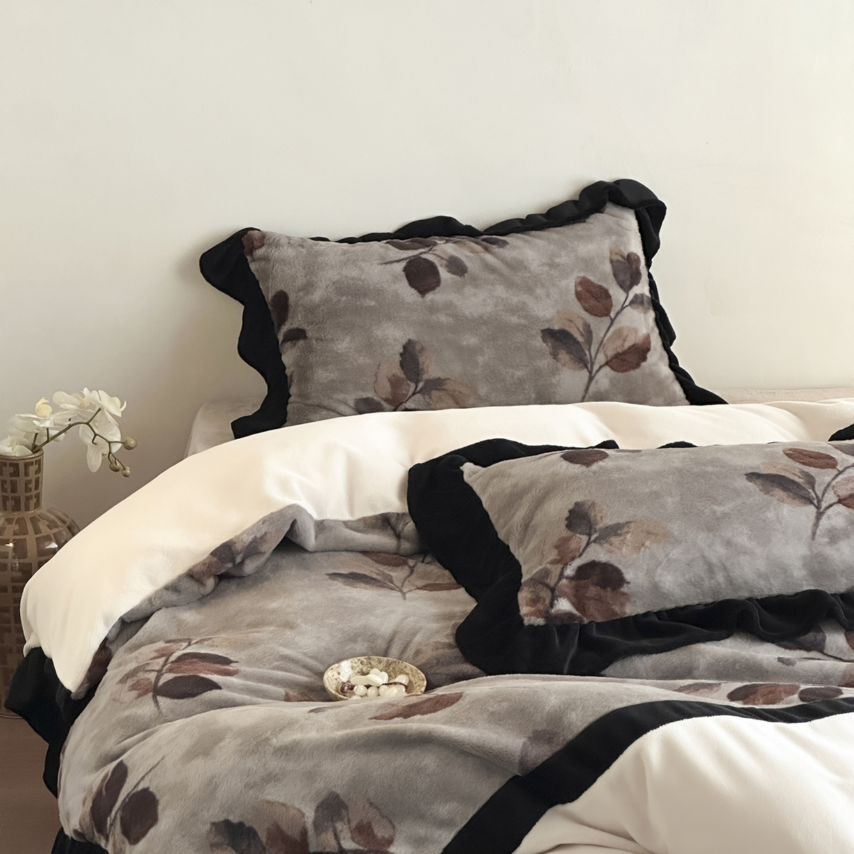 91家纺网 家纺一手货源 找家纺 爱丽丝 2025新款全消光超柔牛奶绒四件套系列2 一叶秋