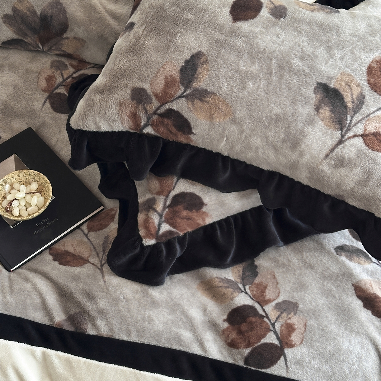 91家纺网 家纺一手货源 找家纺 爱丽丝 2025新款全消光超柔牛奶绒四件套系列2 一叶秋