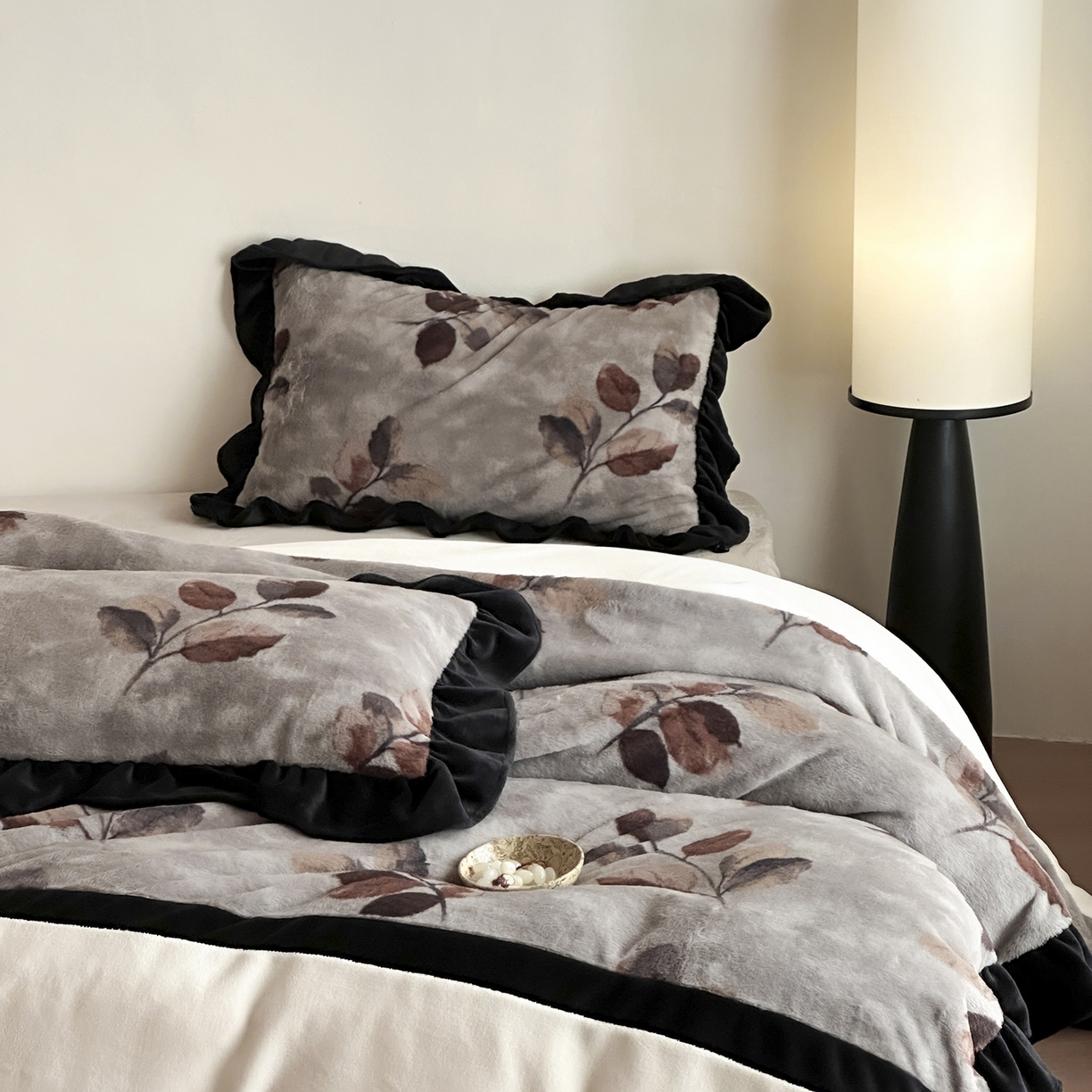 91家纺网 家纺一手货源 找家纺 爱丽丝 2025新款全消光超柔牛奶绒四件套系列2 一叶秋