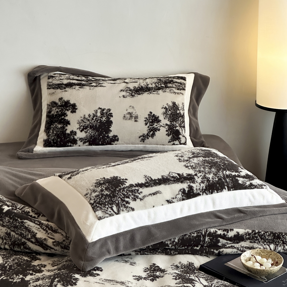 91家纺网 家纺一手货源 找家纺 爱丽丝 2025新款全消光超柔牛奶绒四件套系列1 罗马假日