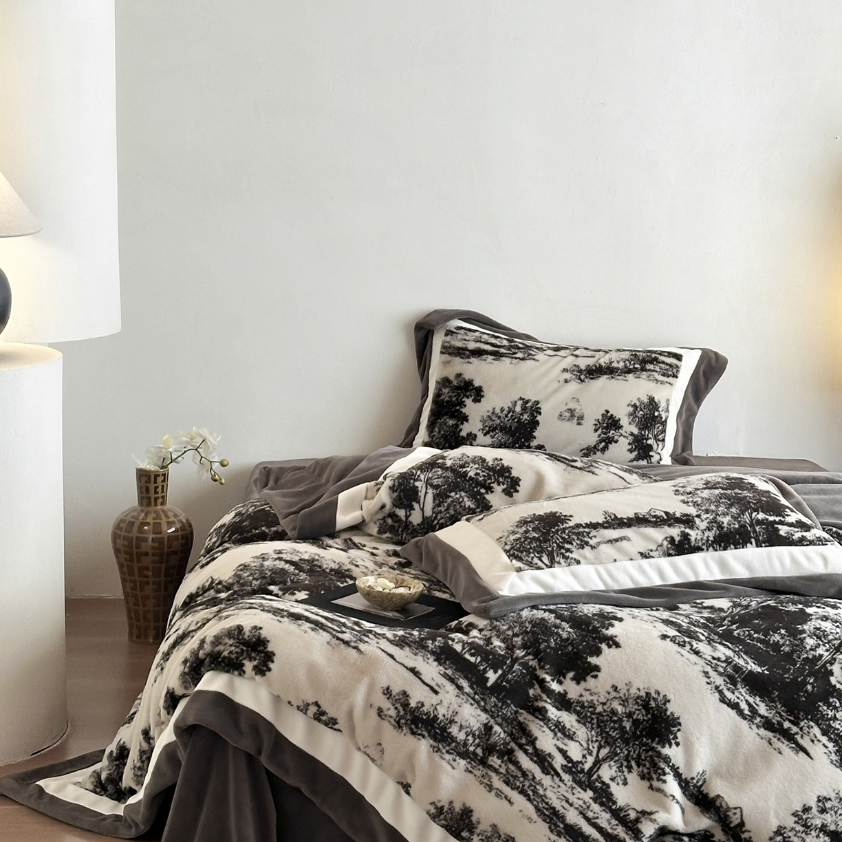 91家纺网 家纺一手货源 找家纺 爱丽丝 2025新款全消光超柔牛奶绒四件套系列1 罗马假日