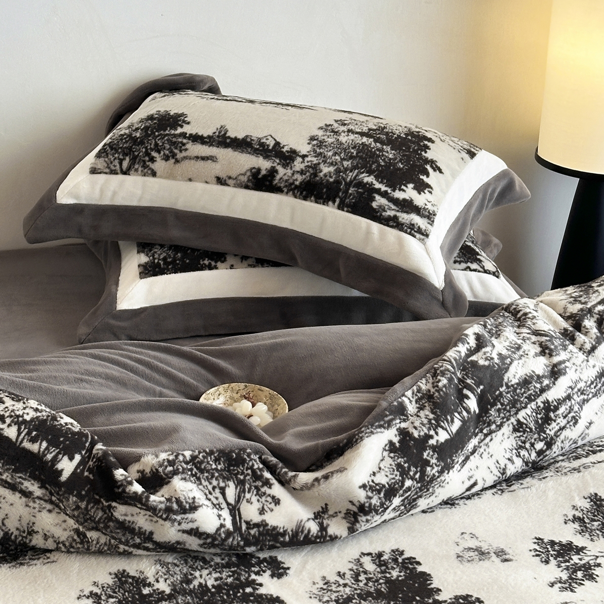 91家纺网 家纺一手货源 找家纺 （总）爱丽丝 2025新款全消光超柔牛奶绒四件套系列1