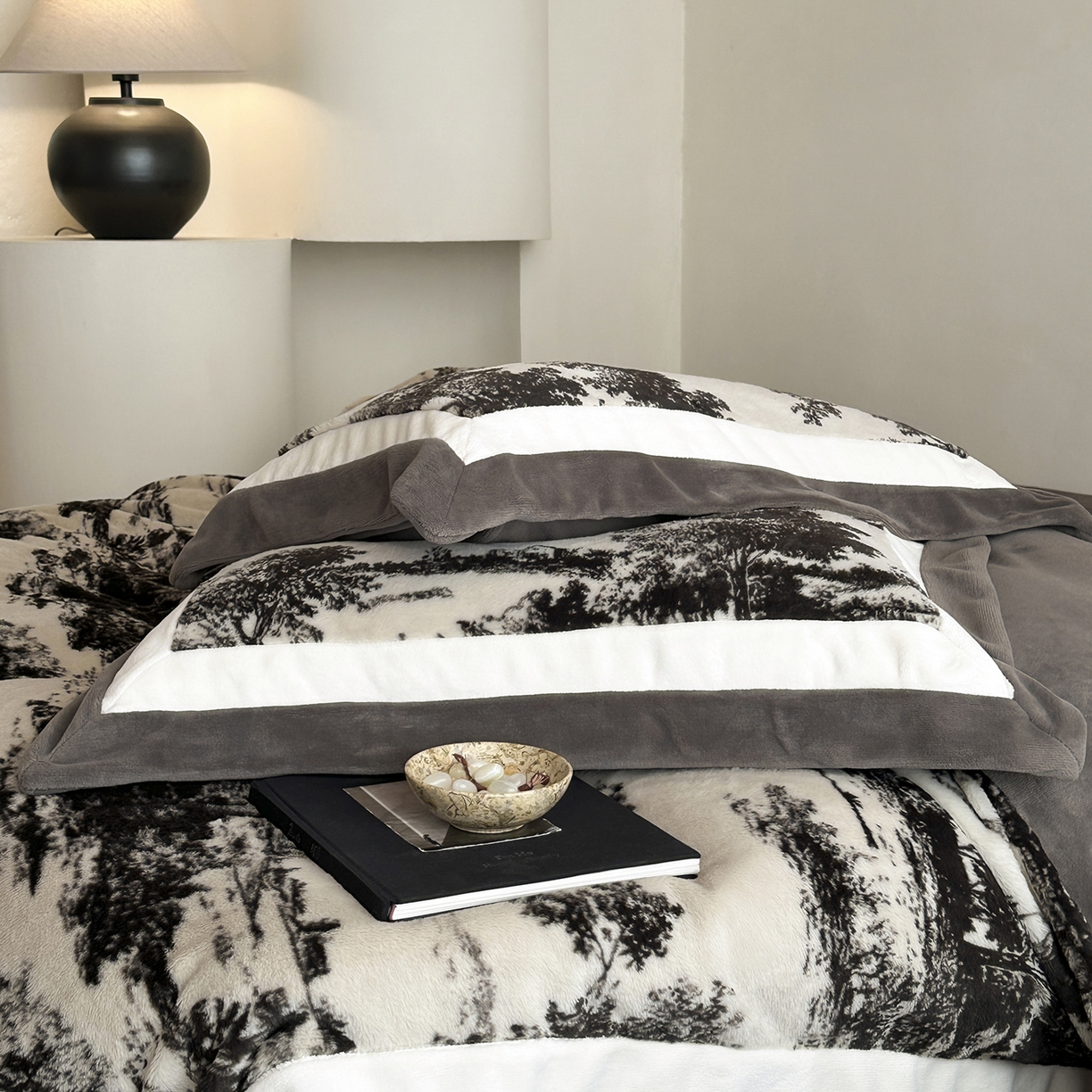 91家纺网 家纺一手货源 找家纺 爱丽丝 2025新款全消光超柔牛奶绒四件套系列1 罗马假日