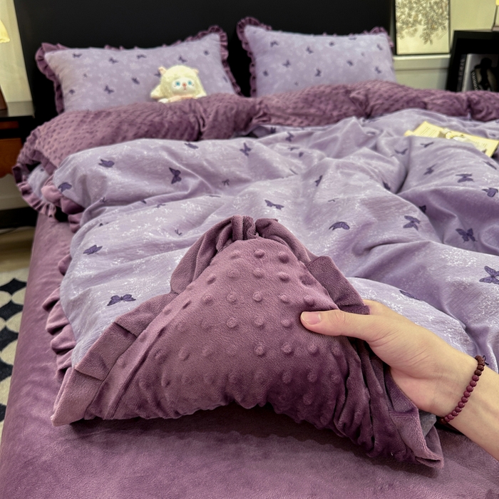 91家纺网 家纺一手货源 找家纺 仟网汇 2025新款保暖舒适棉加绒四件套 蝶影- 紫