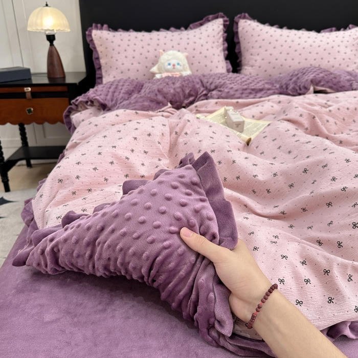 91家纺网 家纺一手货源 找家纺 仟网汇 2025新款保暖舒适棉加绒四件套 蝴蝶结点点- 紫