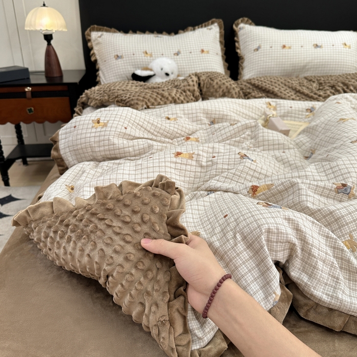 91家纺网 家纺一手货源 找家纺 仟网汇 2025新款保暖舒适棉加绒四件套 樱桃小狗