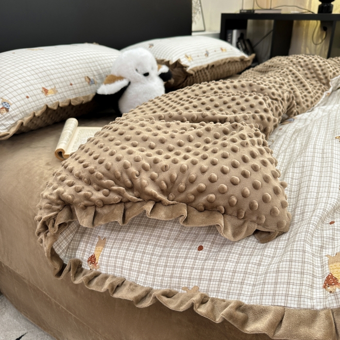 91家纺网 家纺一手货源 找家纺 仟网汇 2025新款保暖舒适棉加绒四件套 樱桃小狗