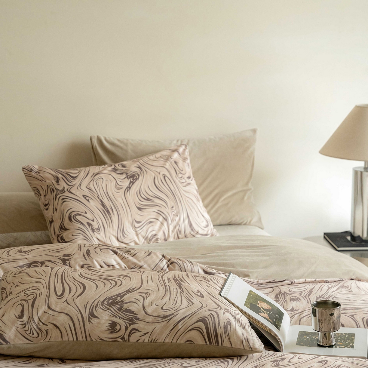 91家纺网 家纺一手货源 找家纺 安力森/诚臻酒店用品 2025新款轻奢流体艺术印花宝宝绒婴儿绒四件套 高级感卧室床品套件-游里系列 游里咖色