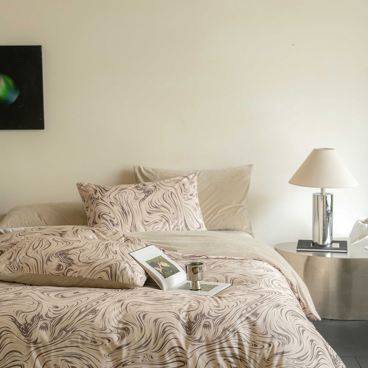 91家纺网 家纺一手货源 找家纺 安力森/诚臻酒店用品 2025新款轻奢流体艺术印花宝宝绒婴儿绒四件套 高级感卧室床品套件-游里系列 游里咖色