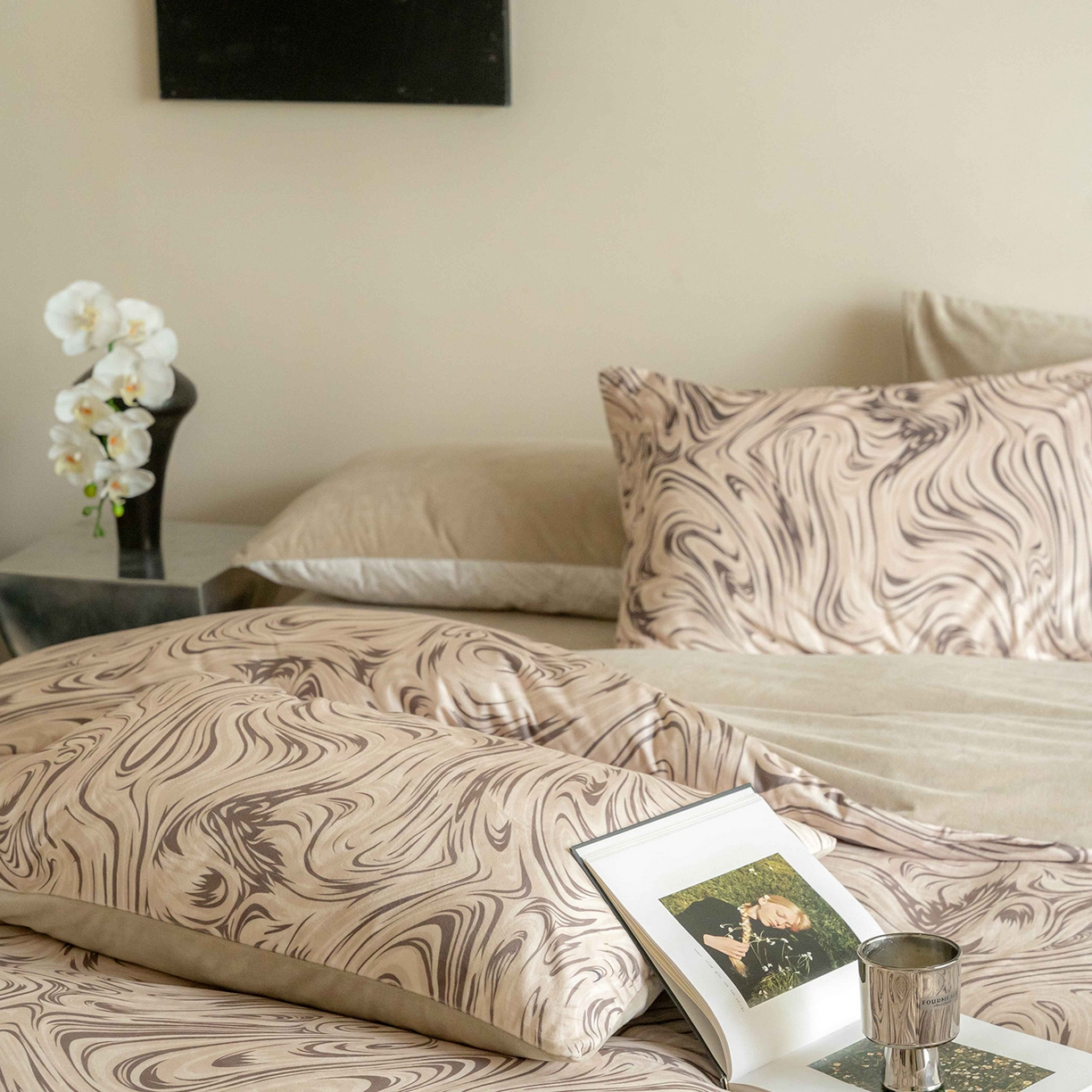 91家纺网 家纺一手货源 找家纺 安力森/诚臻酒店用品 2025新款轻奢流体艺术印花宝宝绒婴儿绒四件套 高级感卧室床品套件-游里系列 游里咖色