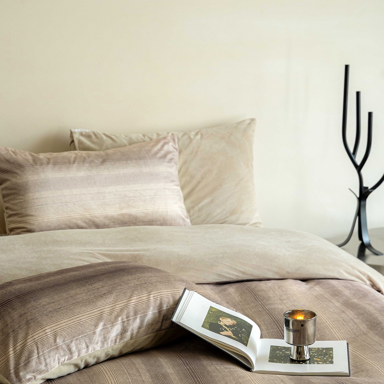 91家纺网 家纺一手货源 找家纺 安力森/诚臻酒店用品 2025新款高级感竖条纹德芙绒宝宝绒牛奶绒四件套 北欧风轻奢亲肤床上用品-漫步地球 漫步地球-咖色