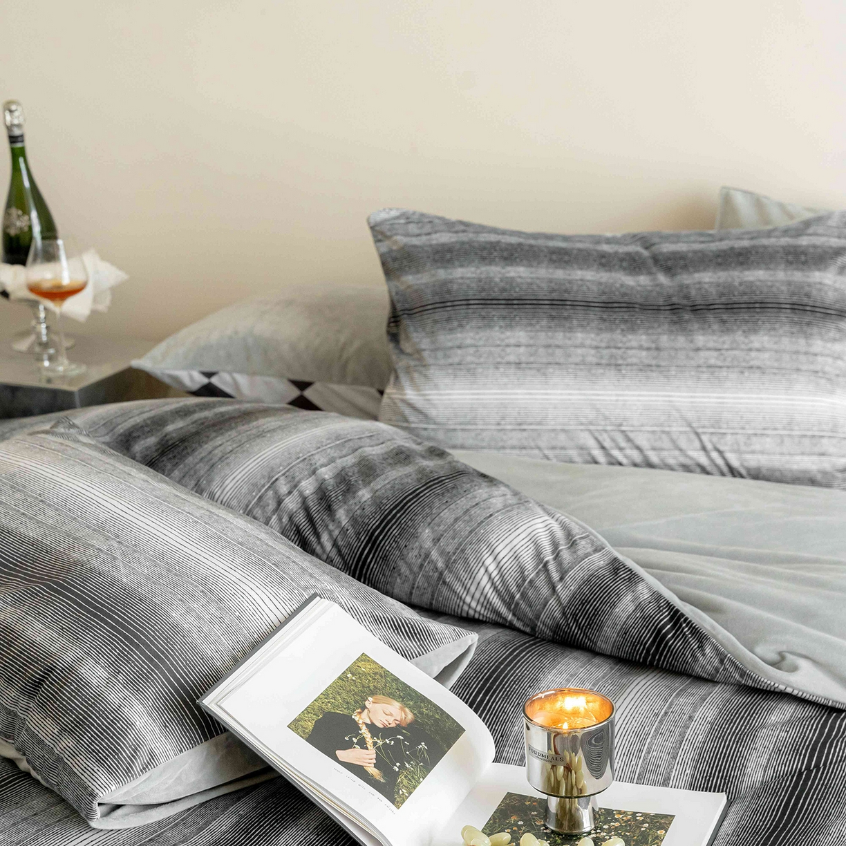 91家纺网 家纺一手货源 找家纺 安力森/诚臻酒店用品 2025新款高级感竖条纹德芙绒宝宝绒牛奶绒四件套 北欧风轻奢亲肤床上用品-漫步地球 漫步地球-灰色