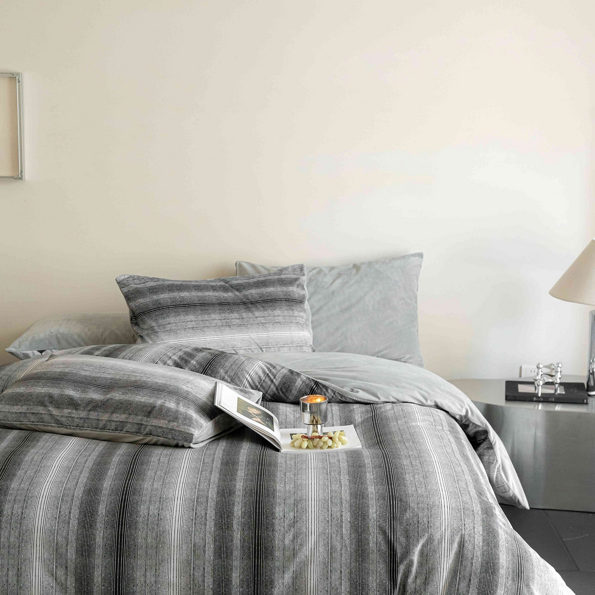 91家纺网 家纺一手货源 找家纺 安力森/诚臻酒店用品 2025新款高级感竖条纹德芙绒宝宝绒牛奶绒四件套 北欧风轻奢亲肤床上用品-漫步地球 漫步地球-灰色