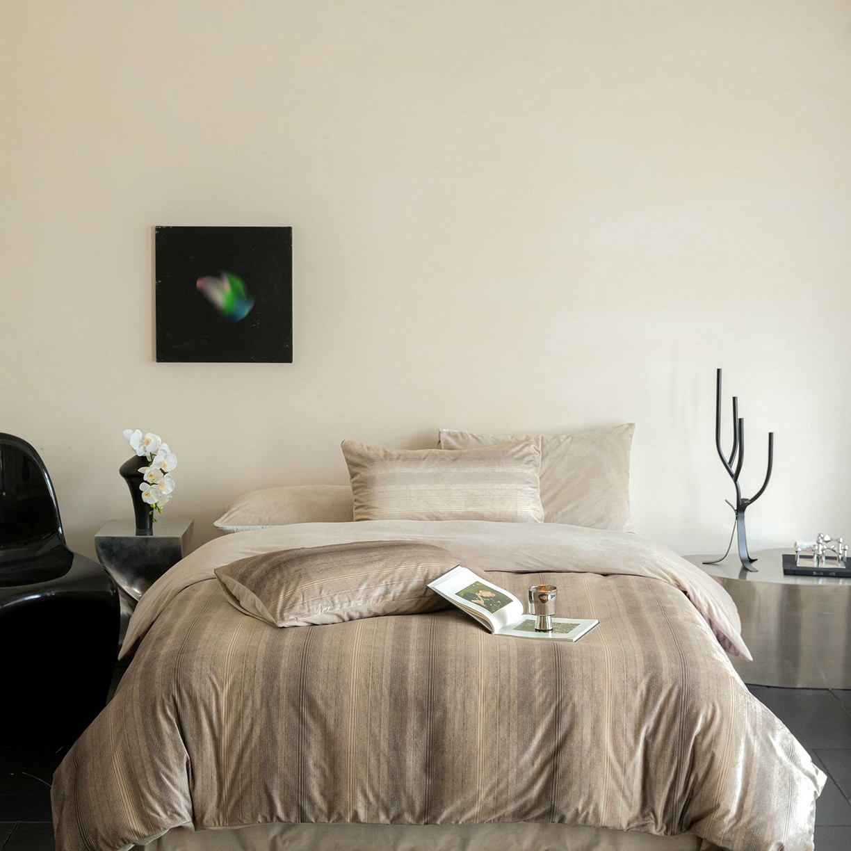 91家纺网 家纺一手货源 找家纺 （总）安力森/诚臻酒店用品 2025新款高级感竖条纹德芙绒宝宝绒牛奶绒四件套 北欧风轻奢亲肤床上用品-漫步地球