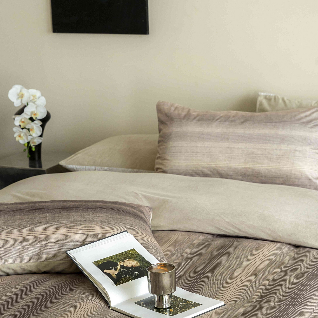 91家纺网 家纺一手货源 找家纺 安力森/诚臻酒店用品 2025新款高级感竖条纹德芙绒宝宝绒牛奶绒四件套 北欧风轻奢亲肤床上用品-漫步地球 漫步地球-咖色