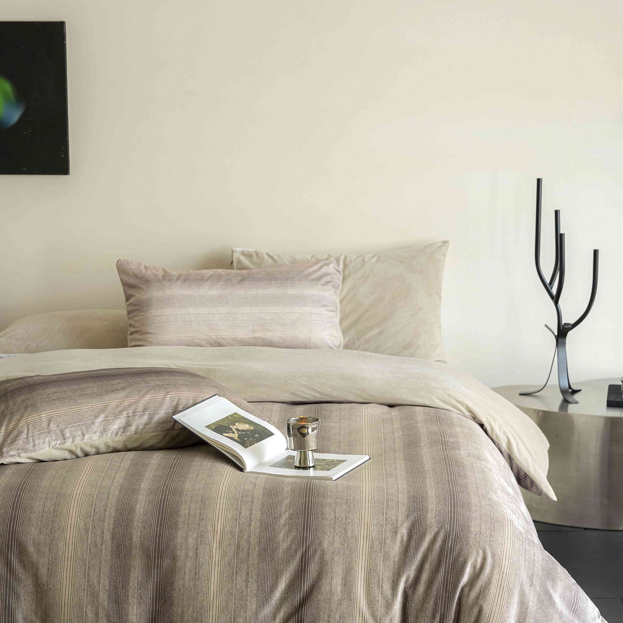 91家纺网 家纺一手货源 找家纺 安力森/诚臻酒店用品 2025新款高级感竖条纹德芙绒宝宝绒牛奶绒四件套 北欧风轻奢亲肤床上用品-漫步地球 漫步地球-咖色