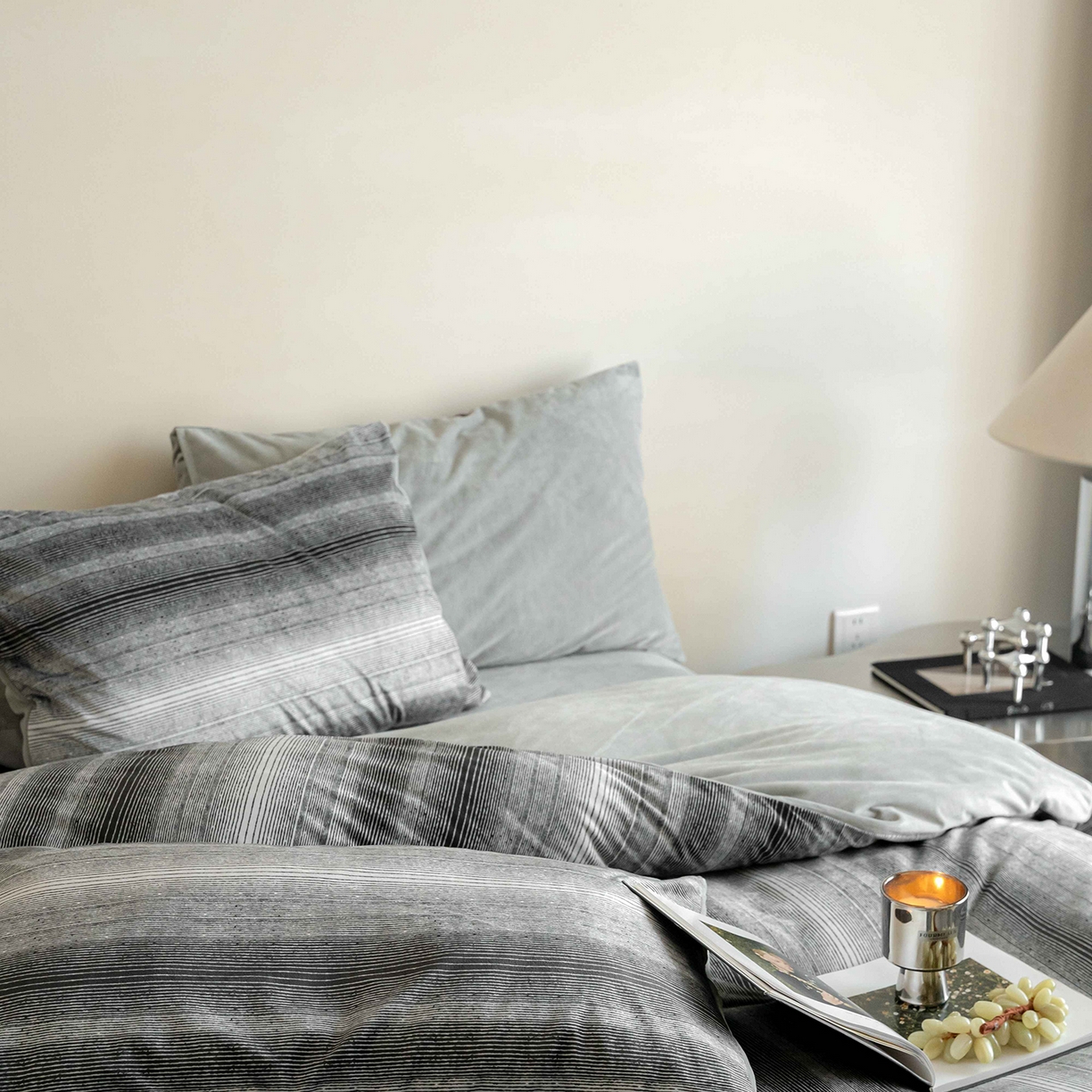 91家纺网 家纺一手货源 找家纺 安力森/诚臻酒店用品 2025新款高级感竖条纹德芙绒宝宝绒牛奶绒四件套 北欧风轻奢亲肤床上用品-漫步地球 漫步地球-灰色