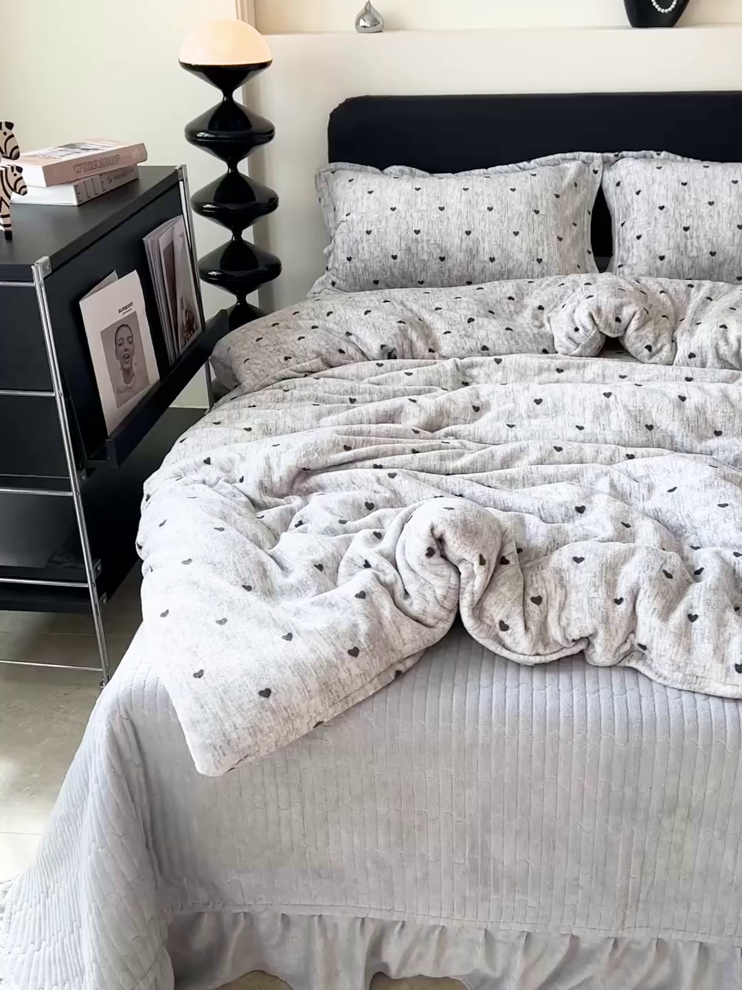 91家纺网 家纺一手货源 找家纺 梦莱斯 2025新款亲肤舒适双面牛奶绒床盖款四件套 爱心灰