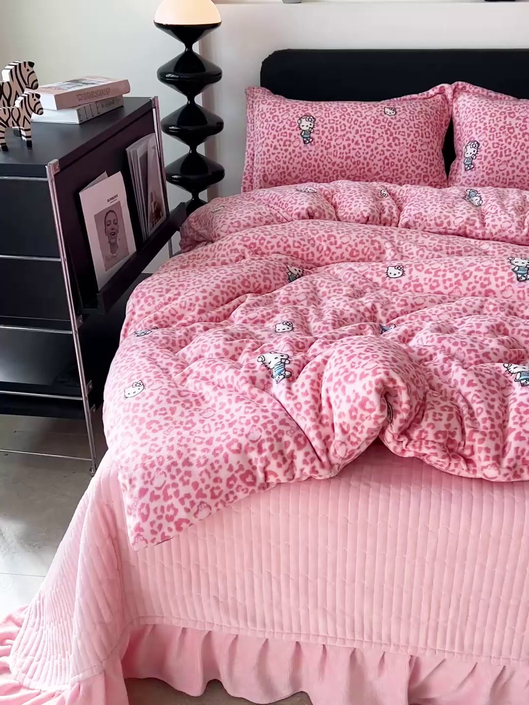 91家纺网 家纺一手货源 找家纺 梦莱斯 2025新款亲肤舒适双面牛奶绒床盖款四件套 豹纹猫-粉