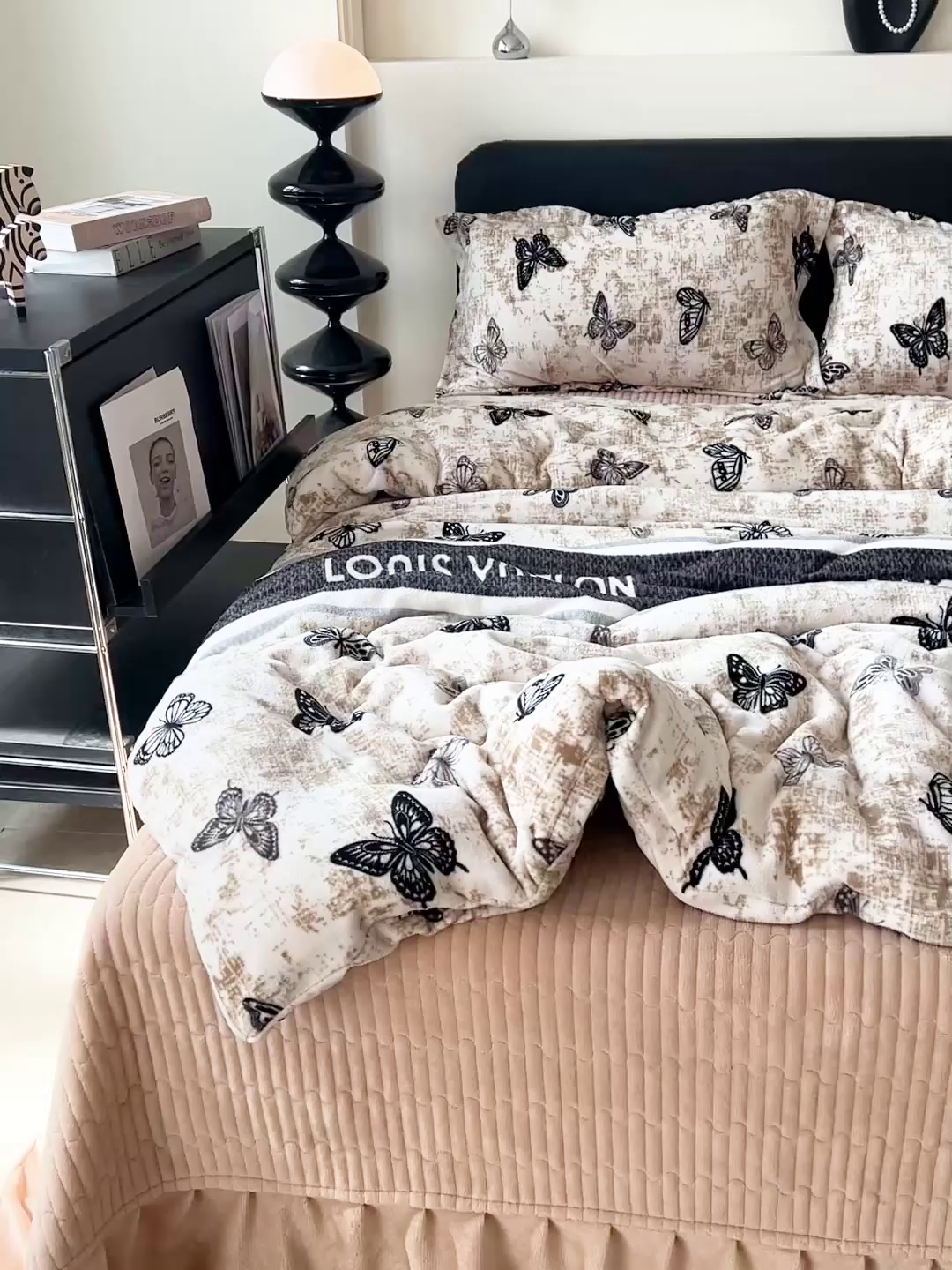 91家纺网 家纺一手货源 找家纺 梦莱斯 2025新款亲肤舒适双面牛奶绒床盖款四件套 蝴蝶庄园