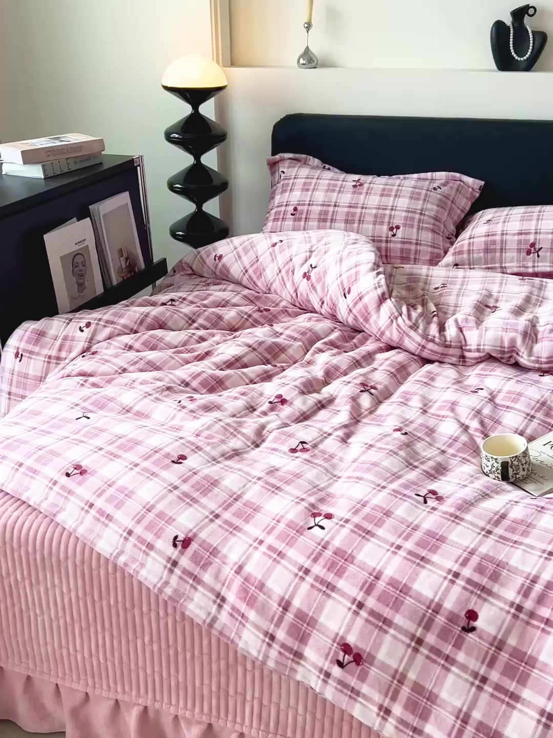 91家纺网 家纺一手货源 找家纺 梦莱斯 2025新款亲肤舒适双面牛奶绒床盖款四件套 樱桃格趣