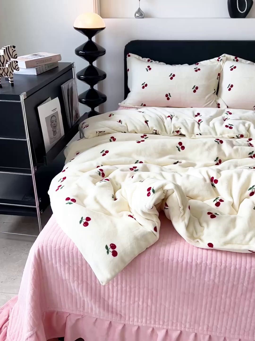 91家纺网 家纺一手货源 找家纺 梦莱斯 2025新款亲肤舒适双面牛奶绒床盖款四件套 樱桃派