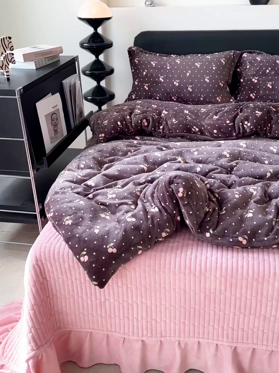 91家纺网 家纺一手货源 找家纺 梦莱斯 2025新款亲肤舒适双面牛奶绒床盖款四件套 樱桃派-黑