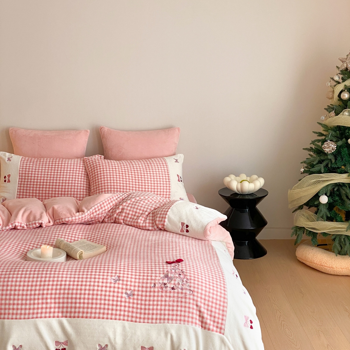 91家纺网 家纺一手货源 找家纺 （总）曼布缇 2025秋冬新款工艺款加厚牛奶绒绣花四件套-甜心（会员减20，券后268起）