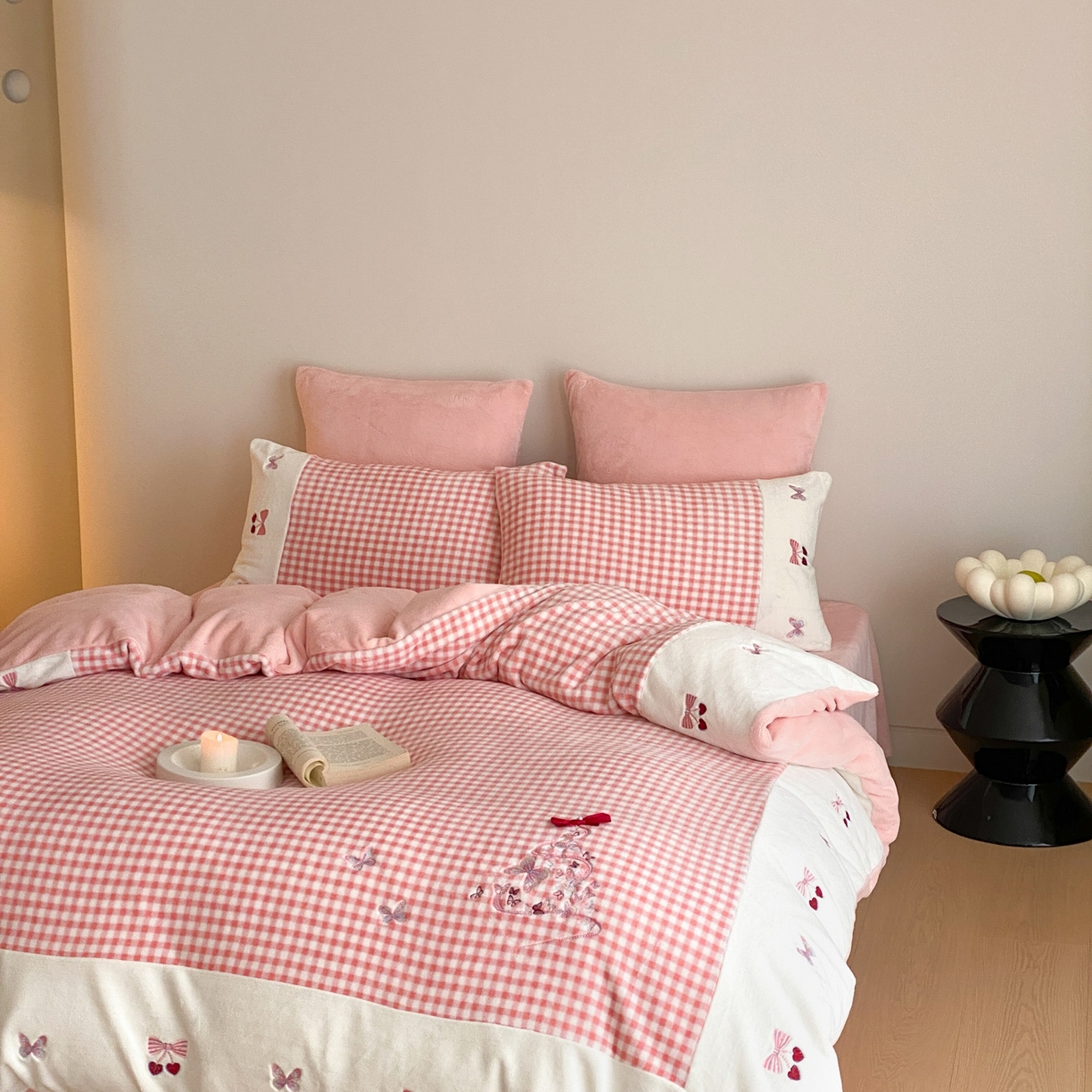 91家纺网 家纺一手货源 找家纺 （总）曼布缇 2025秋冬新款工艺款加厚牛奶绒绣花四件套-甜心（会员减20，券后268起）