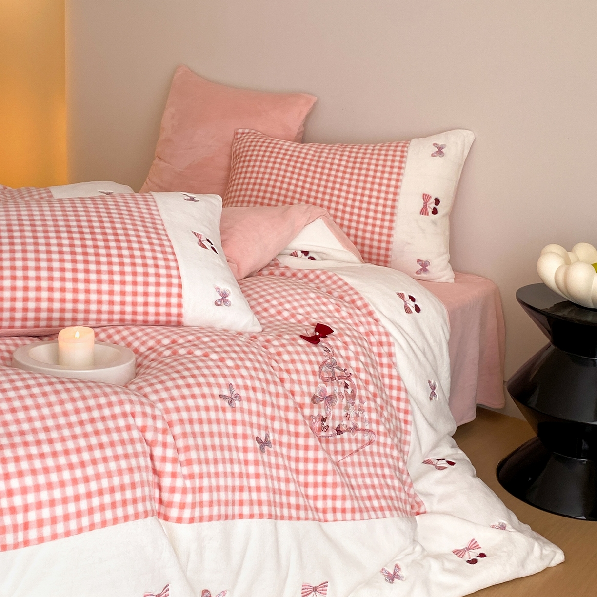 91家纺网 家纺一手货源 找家纺 （总）曼布缇 2025秋冬新款工艺款加厚牛奶绒绣花四件套-甜心（会员减20，券后268起）