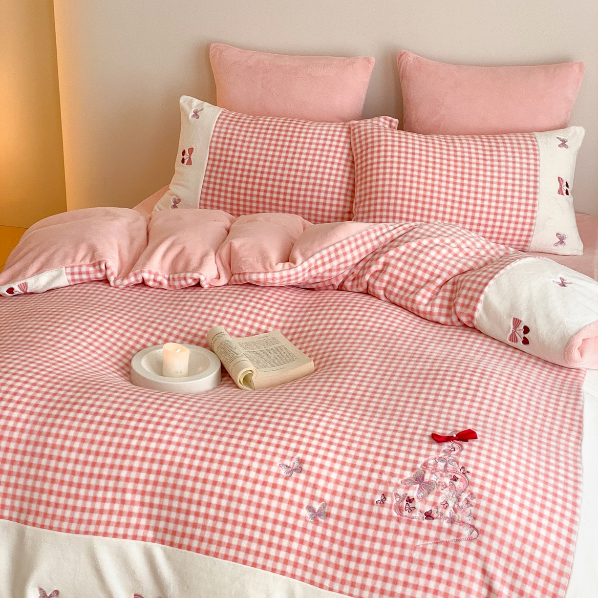 91家纺网 家纺一手货源 找家纺 （总）曼布缇 2025秋冬新款工艺款加厚牛奶绒绣花四件套-甜心（会员减20，券后268起）