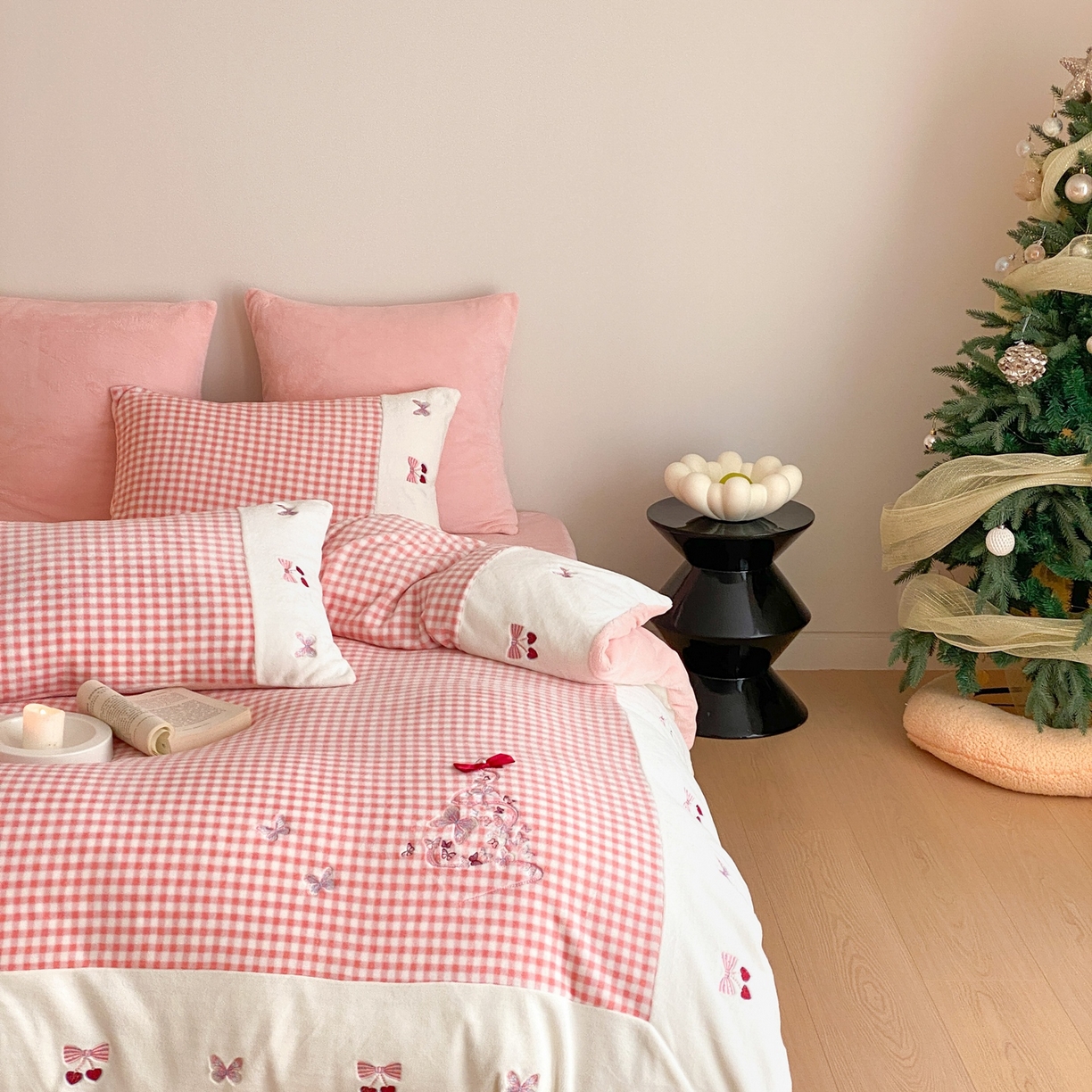 91家纺网 家纺一手货源 找家纺 （总）曼布缇 2025秋冬新款工艺款加厚牛奶绒绣花四件套-甜心（会员减20，券后268起）