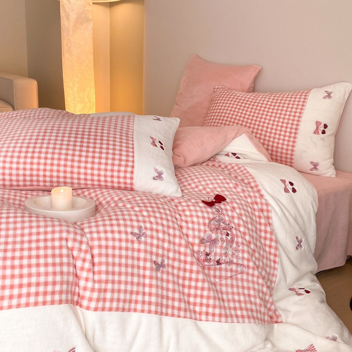 91家纺网 家纺一手货源 找家纺 （总）曼布缇 2025秋冬新款工艺款加厚牛奶绒绣花四件套-甜心（会员减20，券后268起）