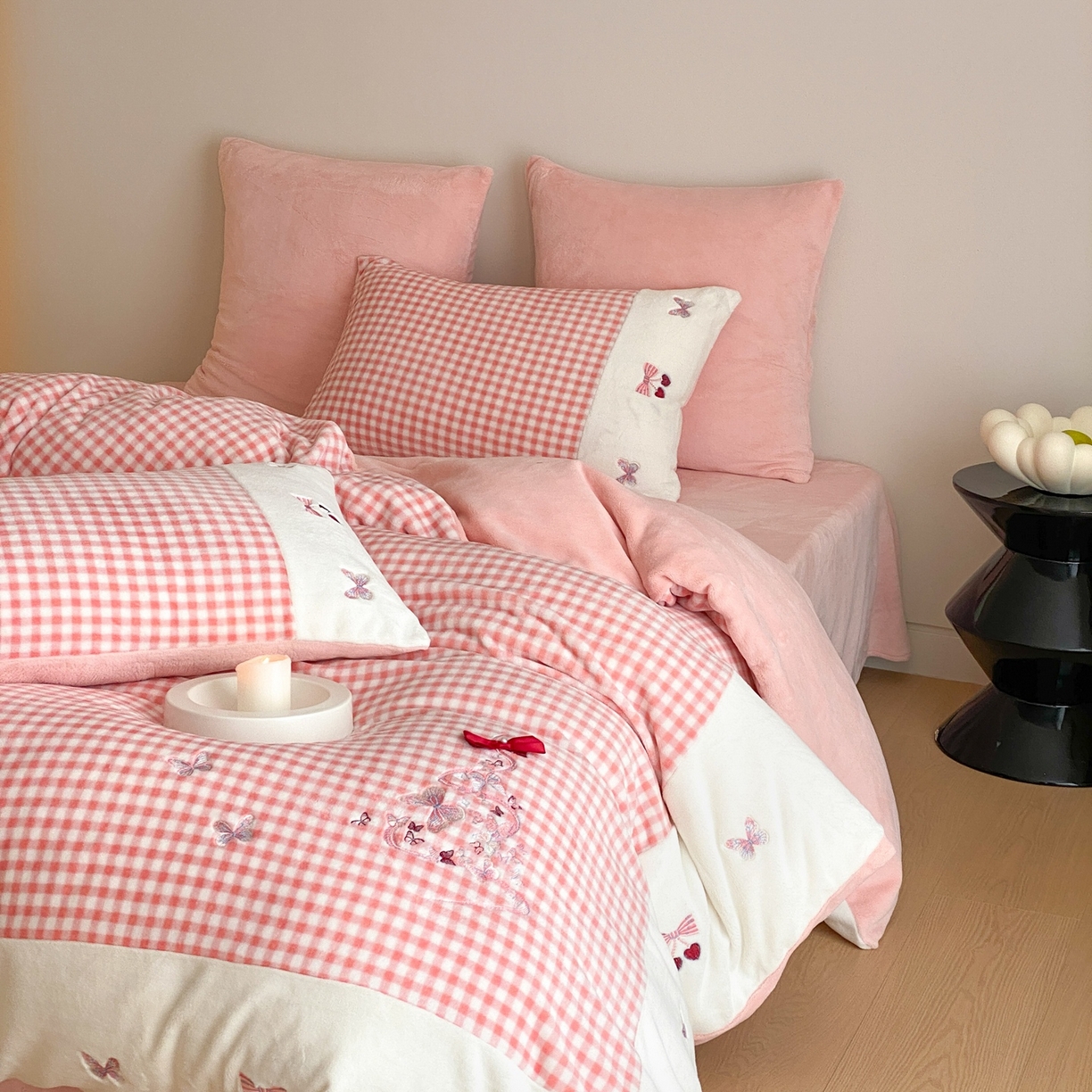 91家纺网 家纺一手货源 找家纺 （总）曼布缇 2025秋冬新款工艺款加厚牛奶绒绣花四件套-甜心（会员减20，券后268起）