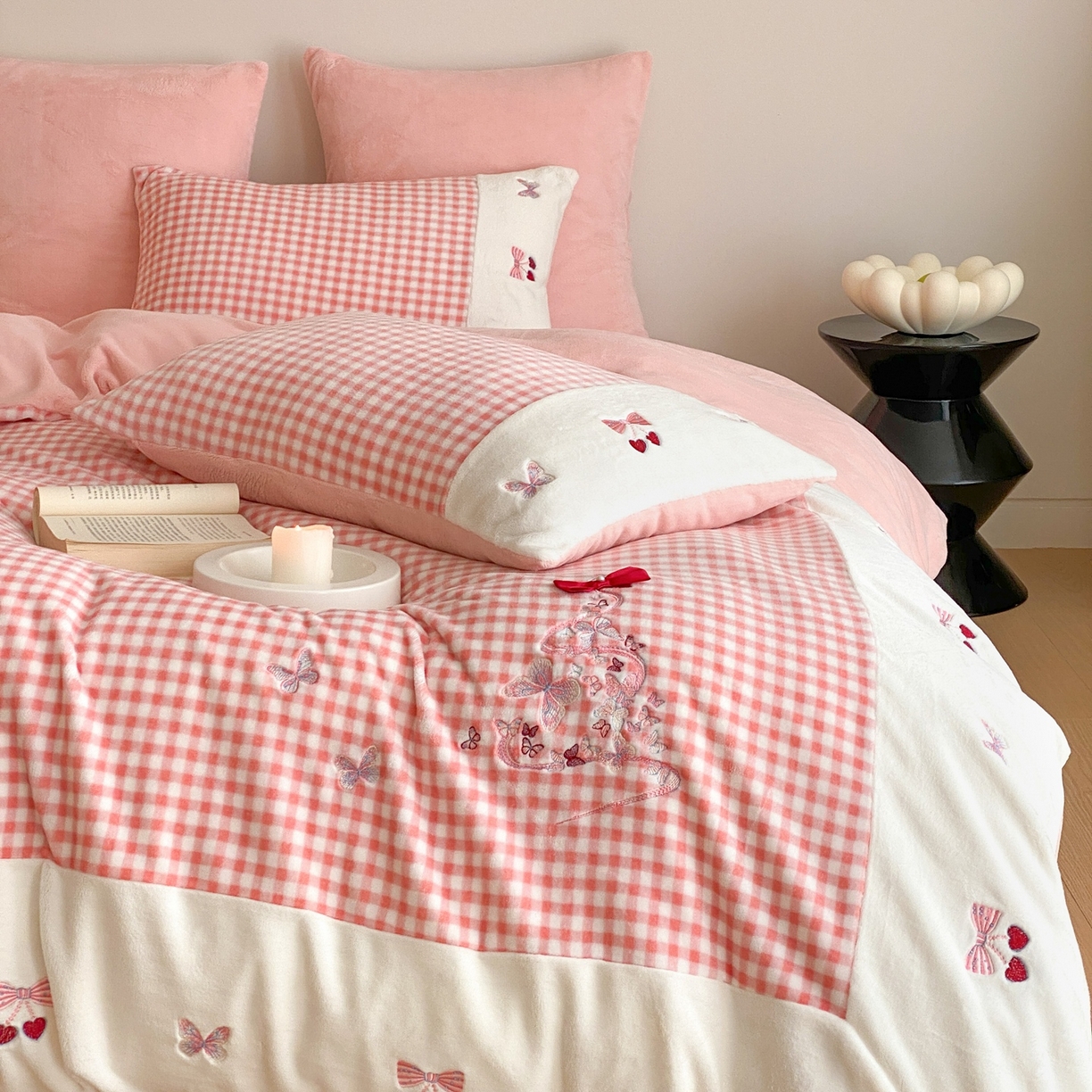 91家纺网 家纺一手货源 找家纺 （总）曼布缇 2025秋冬新款工艺款加厚牛奶绒绣花四件套-甜心（会员减20，券后268起）