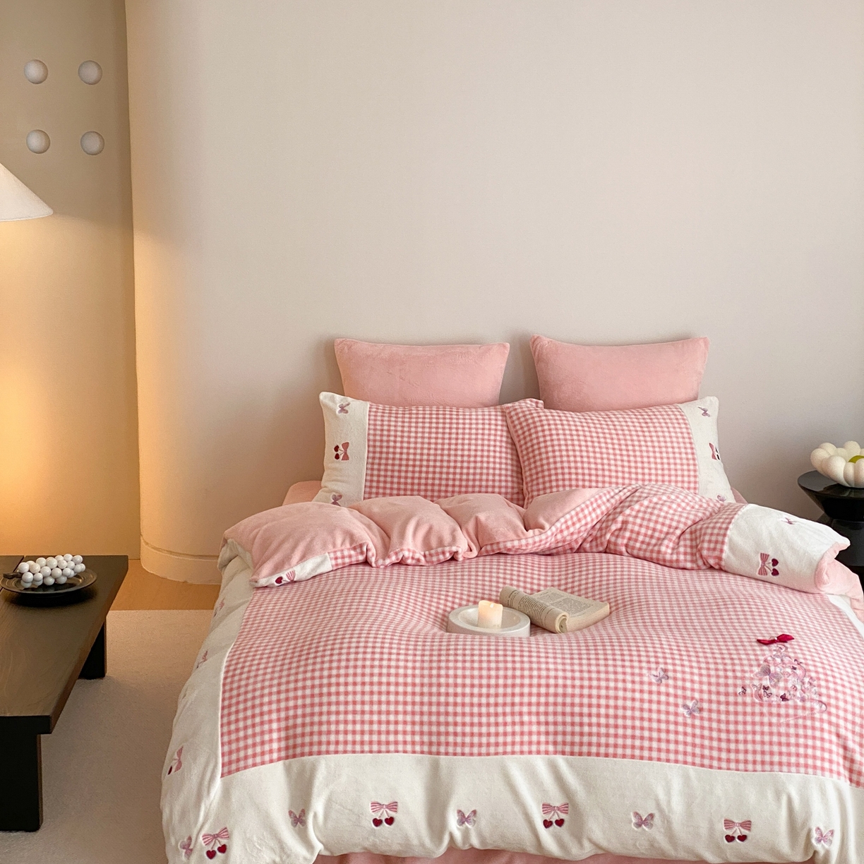 91家纺网 家纺一手货源 找家纺 （总）曼布缇 2025秋冬新款工艺款加厚牛奶绒绣花四件套-甜心（会员减20，券后268起）