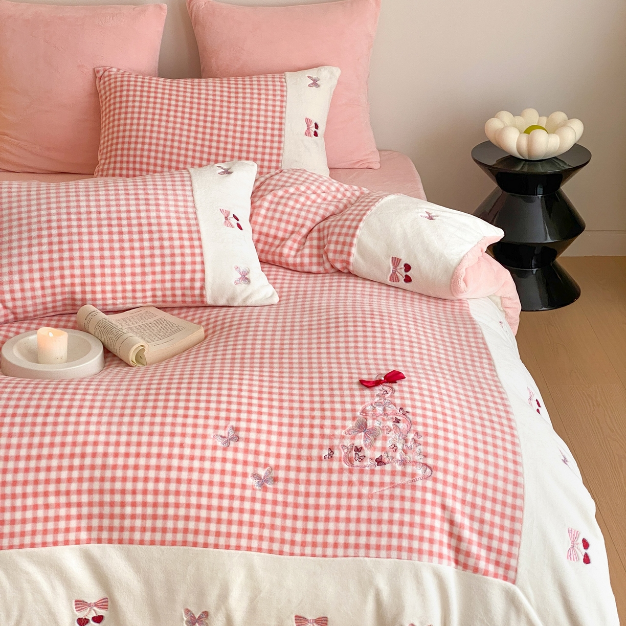 91家纺网 家纺一手货源 找家纺 （总）曼布缇 2025秋冬新款工艺款加厚牛奶绒绣花四件套-甜心（会员减20，券后268起）